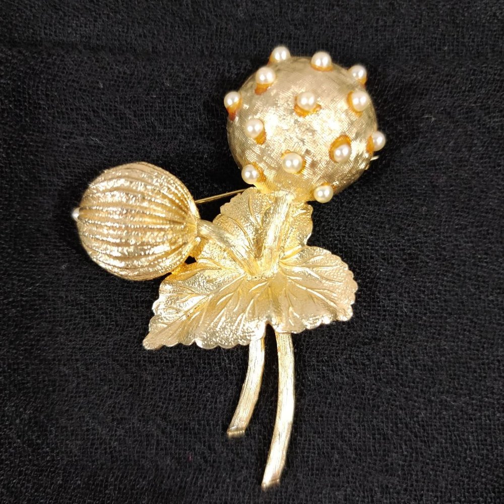 Vintage Leaf Flower Faux Pearl stripe floral Brooch Gold Tone Preppy Elegant